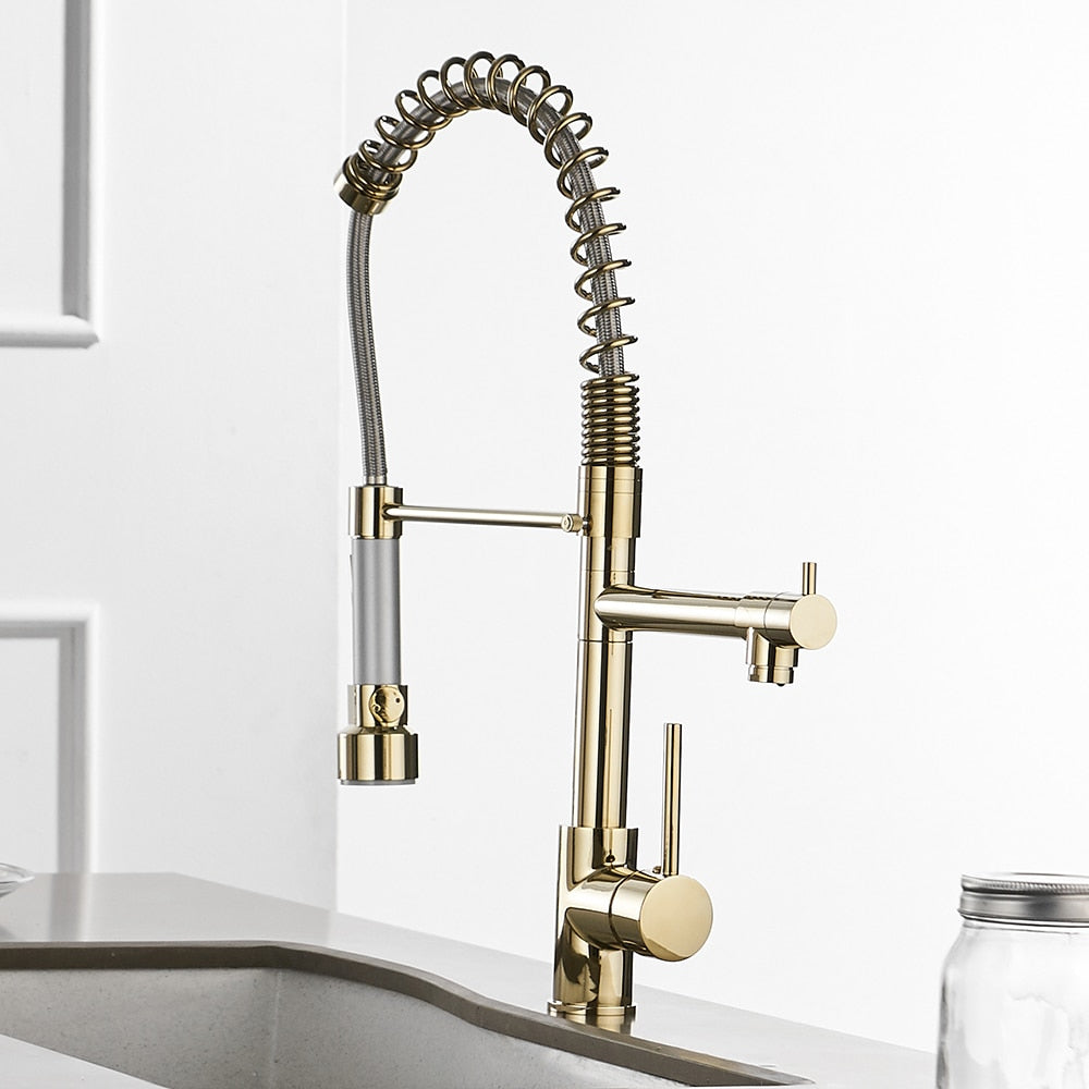 Gold Torneira Para Cozinha kitchen faucet with pull-out spring spout, showcasing its elegant design and brass construction.