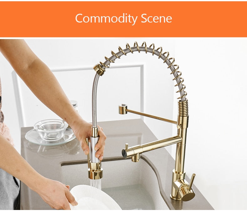 Gold Torneira Para Cozinha kitchen faucet with pull-out spring spout, showcasing its elegant design and brass construction.