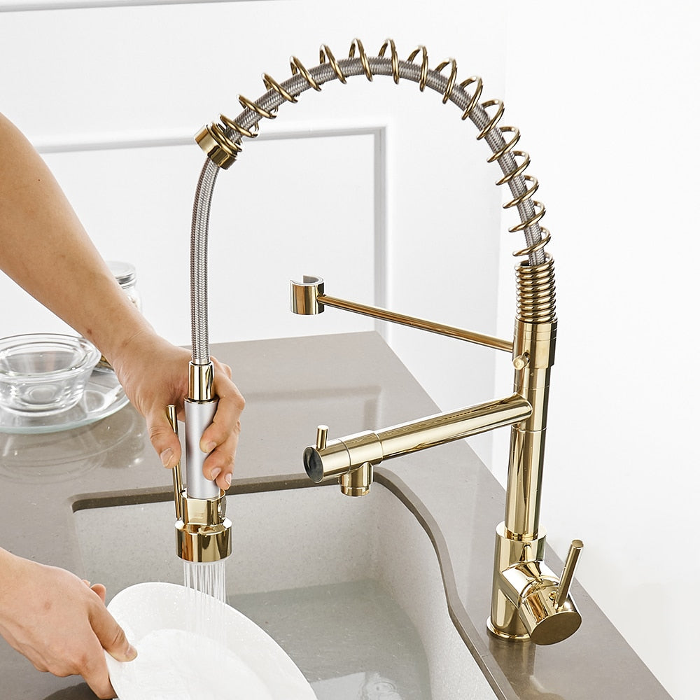 Gold Torneira Para Cozinha kitchen faucet with pull-out spring spout, showcasing its elegant design and brass construction.