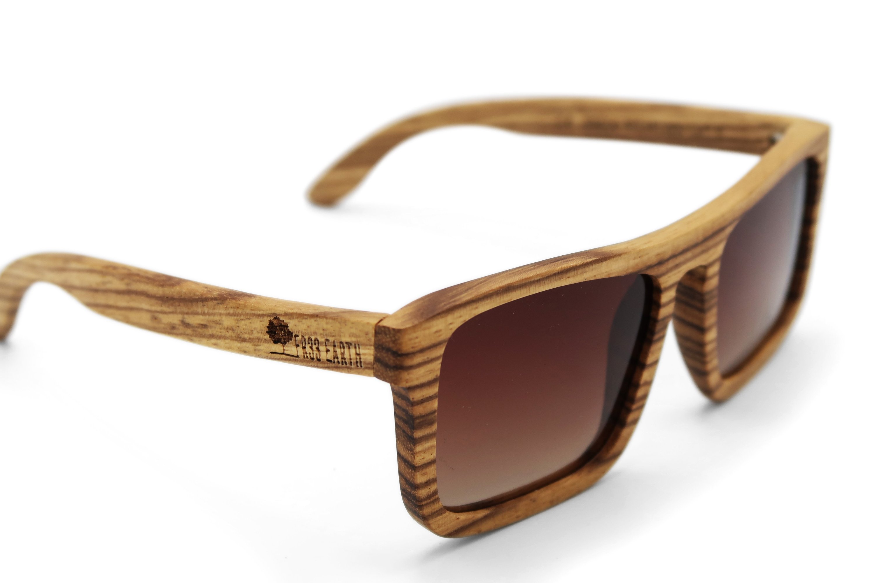 Lizards Brown Sunglasses featuring a stylish wooden frame and polarized lenses, packaged in a reusable wood box with accessories.