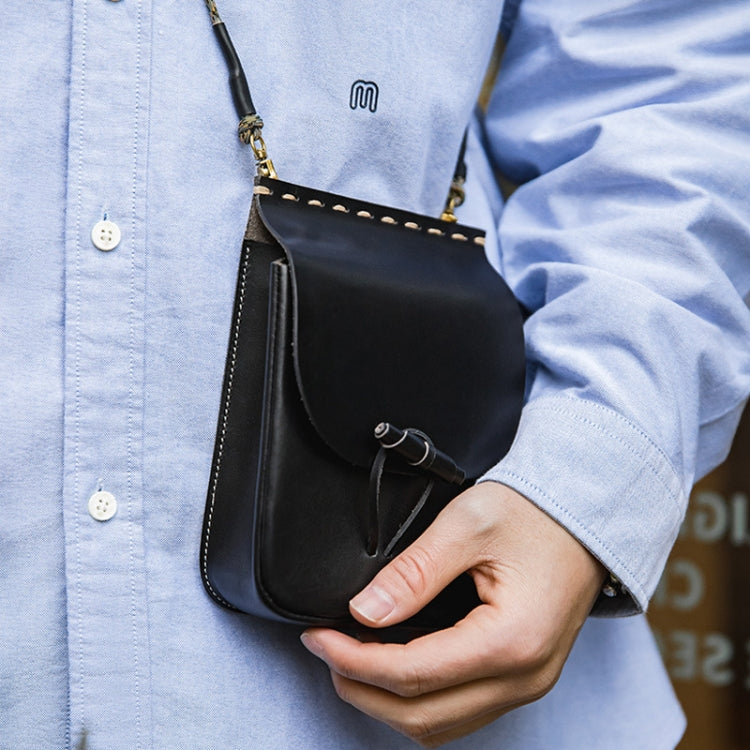 Maden YW2202204 Countermented Cowp Pyrobe Crossbody Bag in plant-tanned cowhide leather with adjustable strap and stylish design.