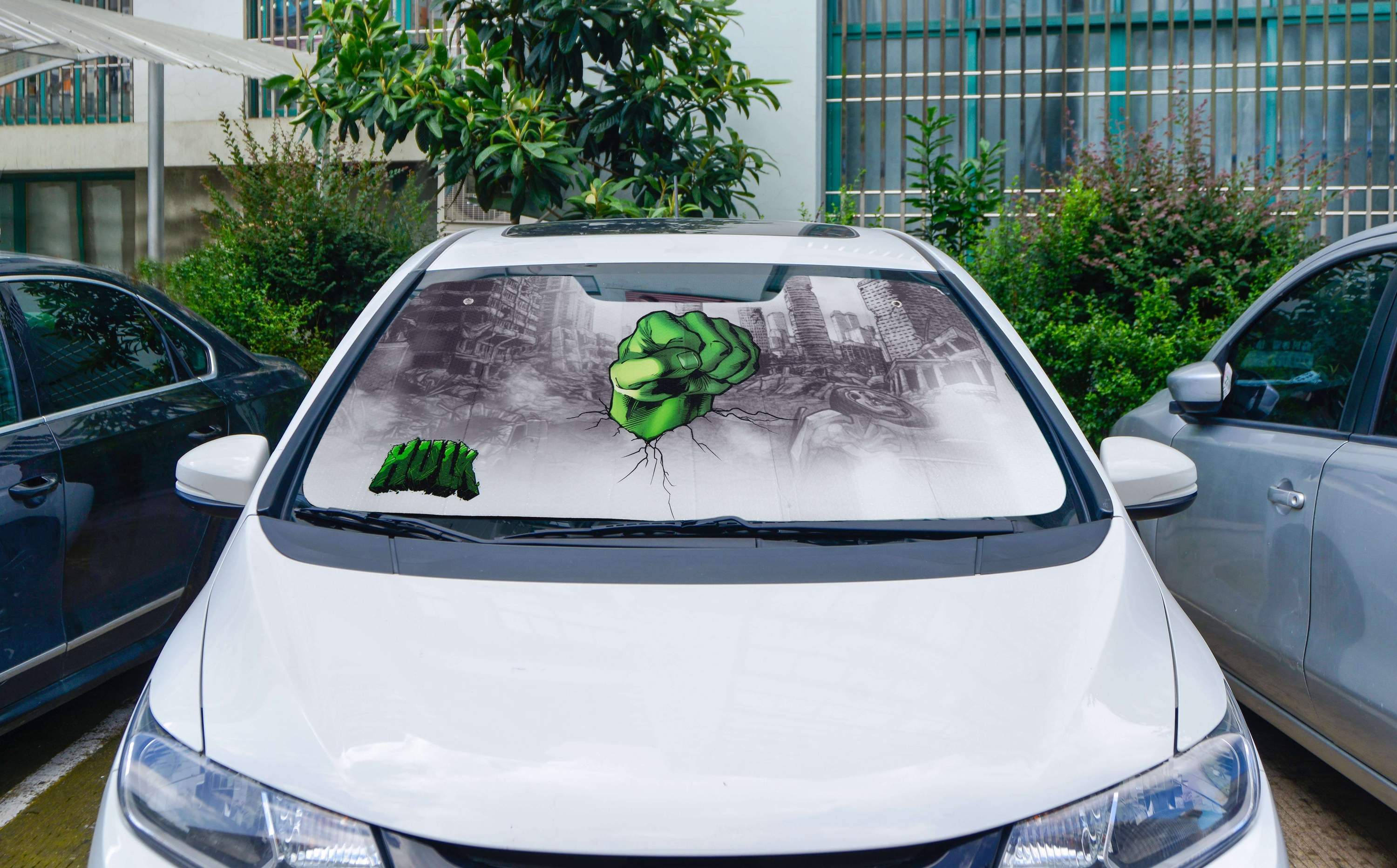 Marvel Avengers Hulk Sun Shade, 150cm x 70cm, featuring vibrant Hulk design for car protection.