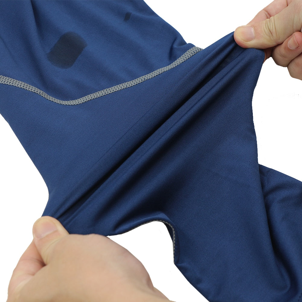 ARSUXEO Men's 3/4 Sports Compression Tights in solid black, showcasing the sleek design and high-quality fabric suitable for running and gym workouts.