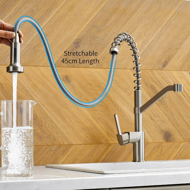 Modern polished chrome brass kitchen sink faucet with pull-out spray and single handle design, showcasing its sleek and contemporary style.