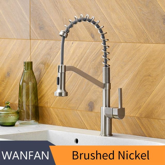 Modern polished chrome brass kitchen sink faucet with pull-out spray and single handle design, showcasing its sleek and contemporary style.
