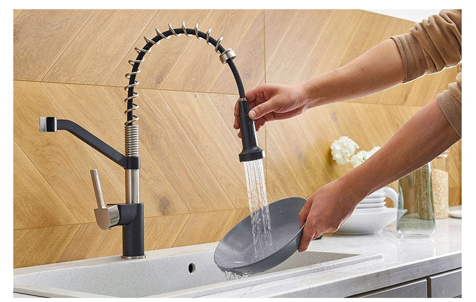 Modern polished chrome brass kitchen sink faucet with pull-out spray and single handle design, showcasing its sleek and contemporary style.