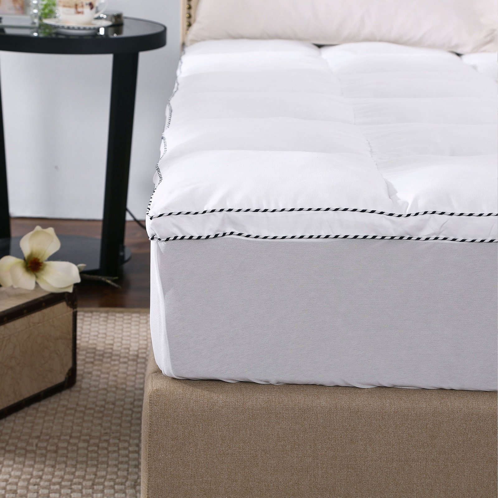 Royal Comfort 1000GSM Luxury Bamboo Fabric Gusset Mattress Pad Topper, showcasing its plush design and breathable cotton cover.