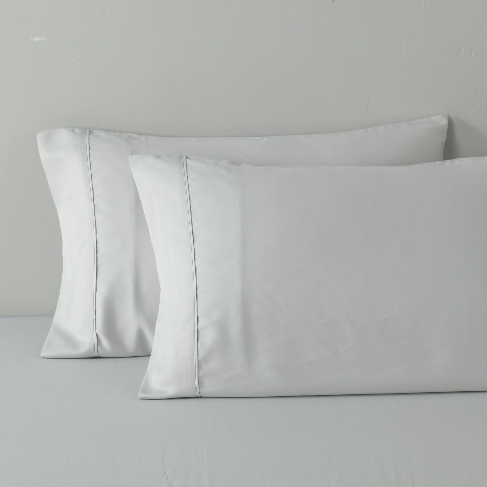 Royal Comfort 600 Thread Count Cooling Ultra Soft Tencel Eucalyptus sheets set, featuring a fitted sheet, flat sheet, and two pillowcases in elegant design.