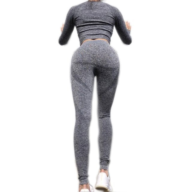 Seamless 2 Pcs Set Women Sport Suit featuring a long sleeve crop top and scrunch butt yoga leggings in a stylish design.