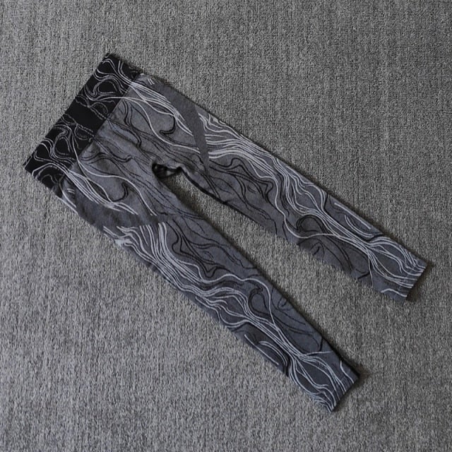 Seamless gym set featuring high waist leggings and sports bra in leopard pattern, available in black, pink, and blue.