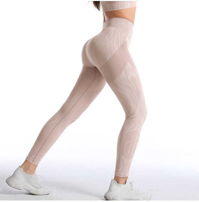 Seamless gym set featuring high waist leggings and sports bra in leopard pattern, available in black, pink, and blue.