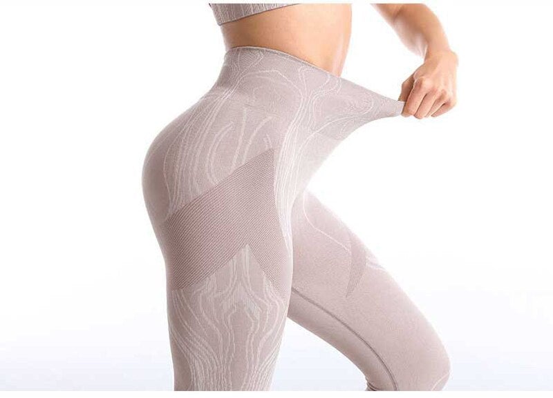 Seamless gym set featuring high waist leggings and sports bra in leopard pattern, available in black, pink, and blue.