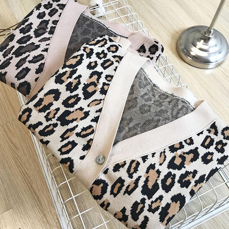 A stylish vintage leopard print knitted sweater for women featuring a V-neck design, perfect for spring and autumn wear.