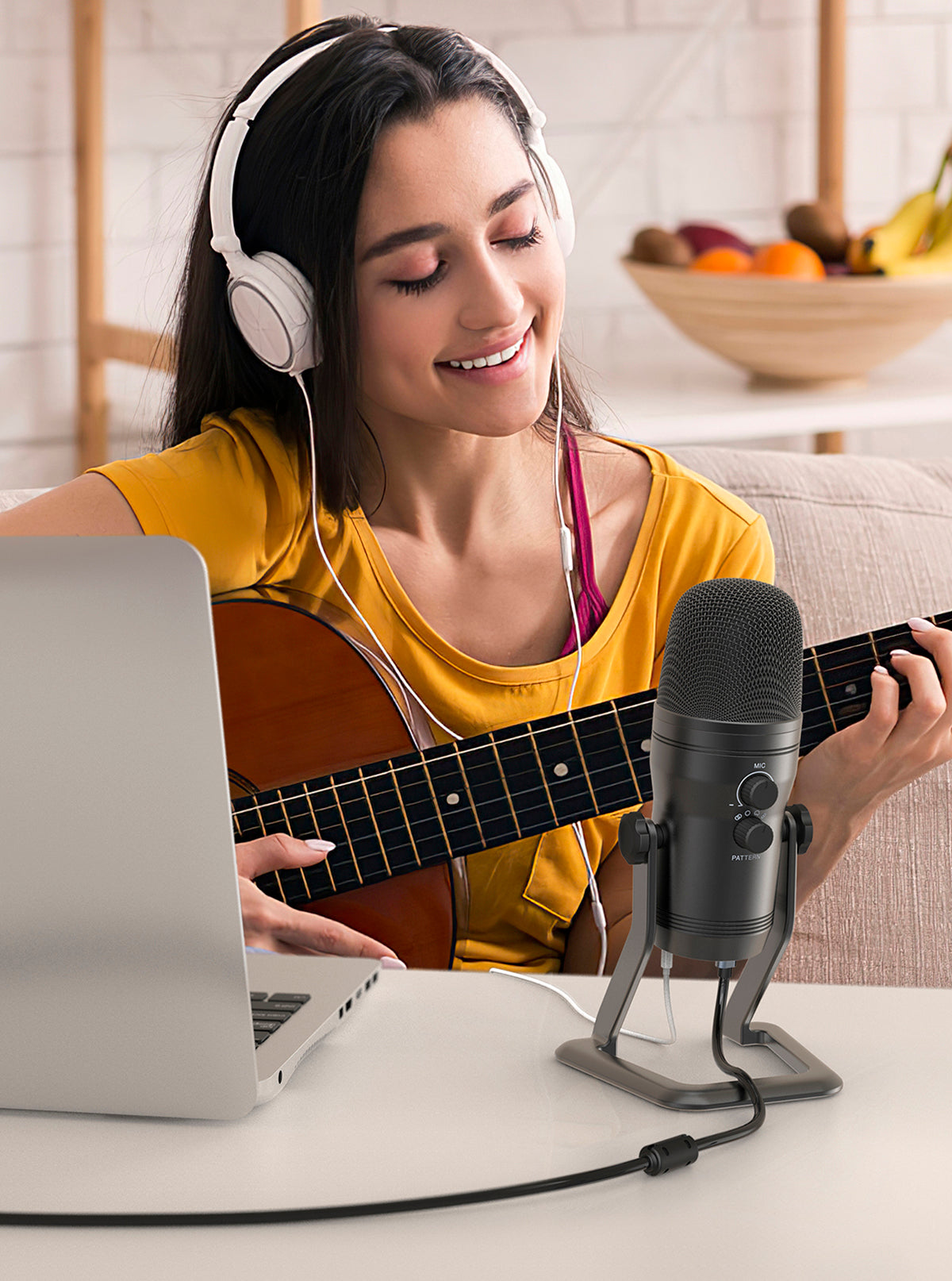 USB Recording Microphone designed for podcasts and gaming, featuring four pickup patterns and a sleek tabletop design.