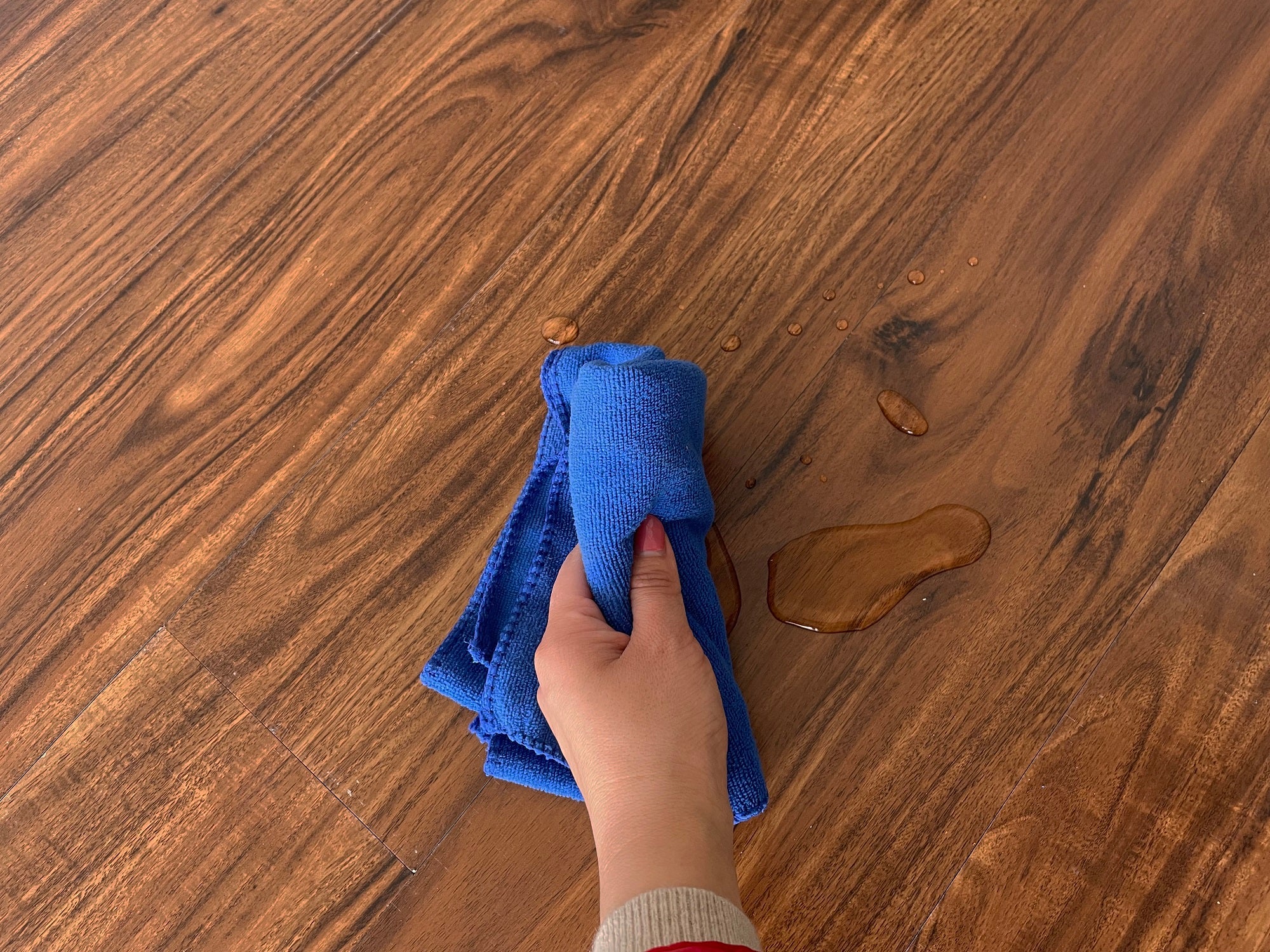 Self-adhesive vinyl floor tiles featuring a realistic walnut wood grain design, perfect for home renovation.