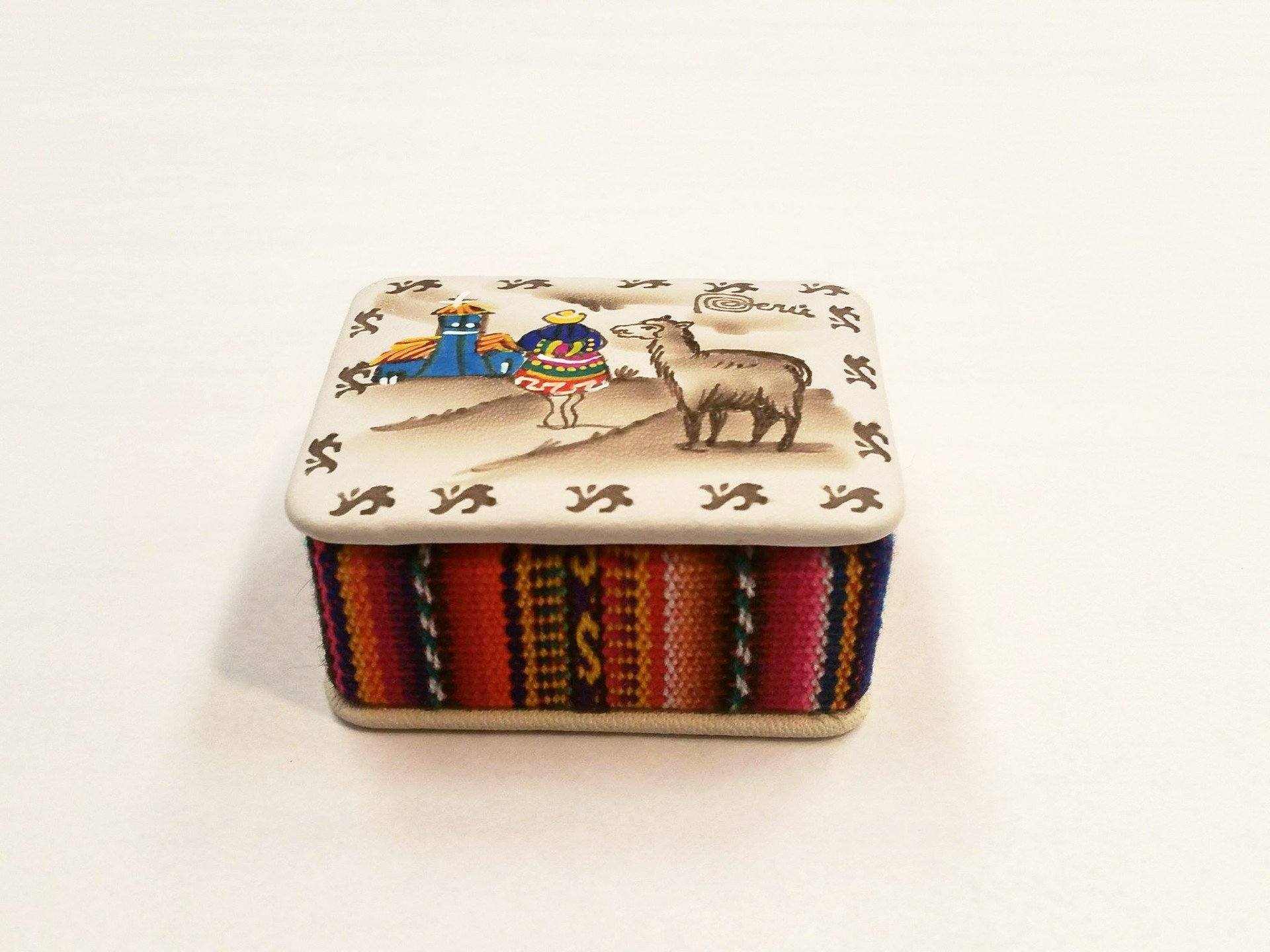 A beautifully crafted trinket box featuring a charming alpaca scene, handmade by Peruvian artisans, showcasing intricate details and vibrant colors.