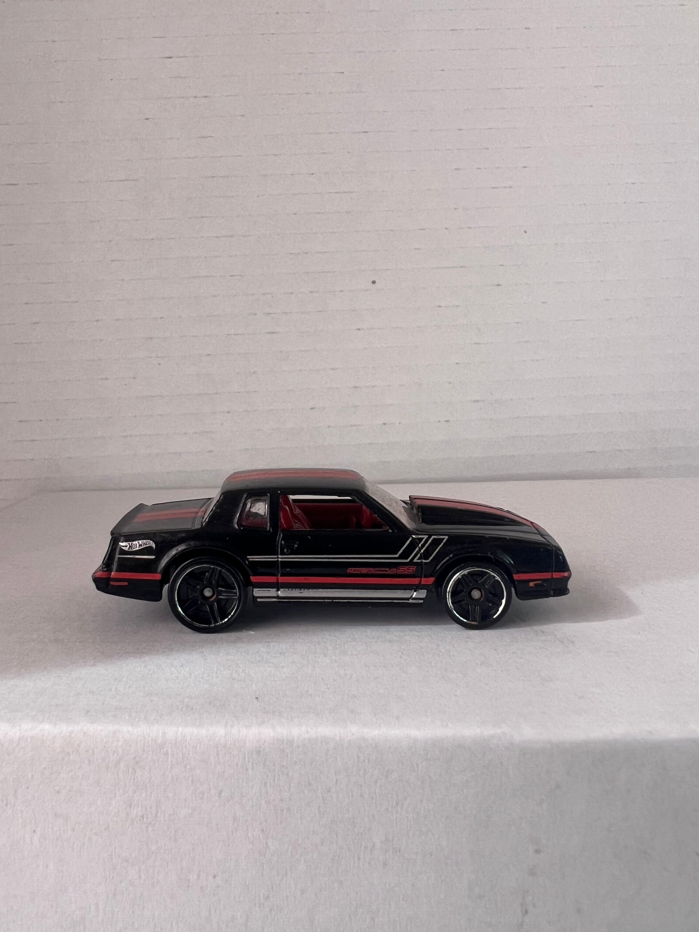 Hot Wheels HW Workshop (2015) set featuring '67 Pontiac GTO and '86 Monte Carlo SS die-cast cars in vibrant colors.