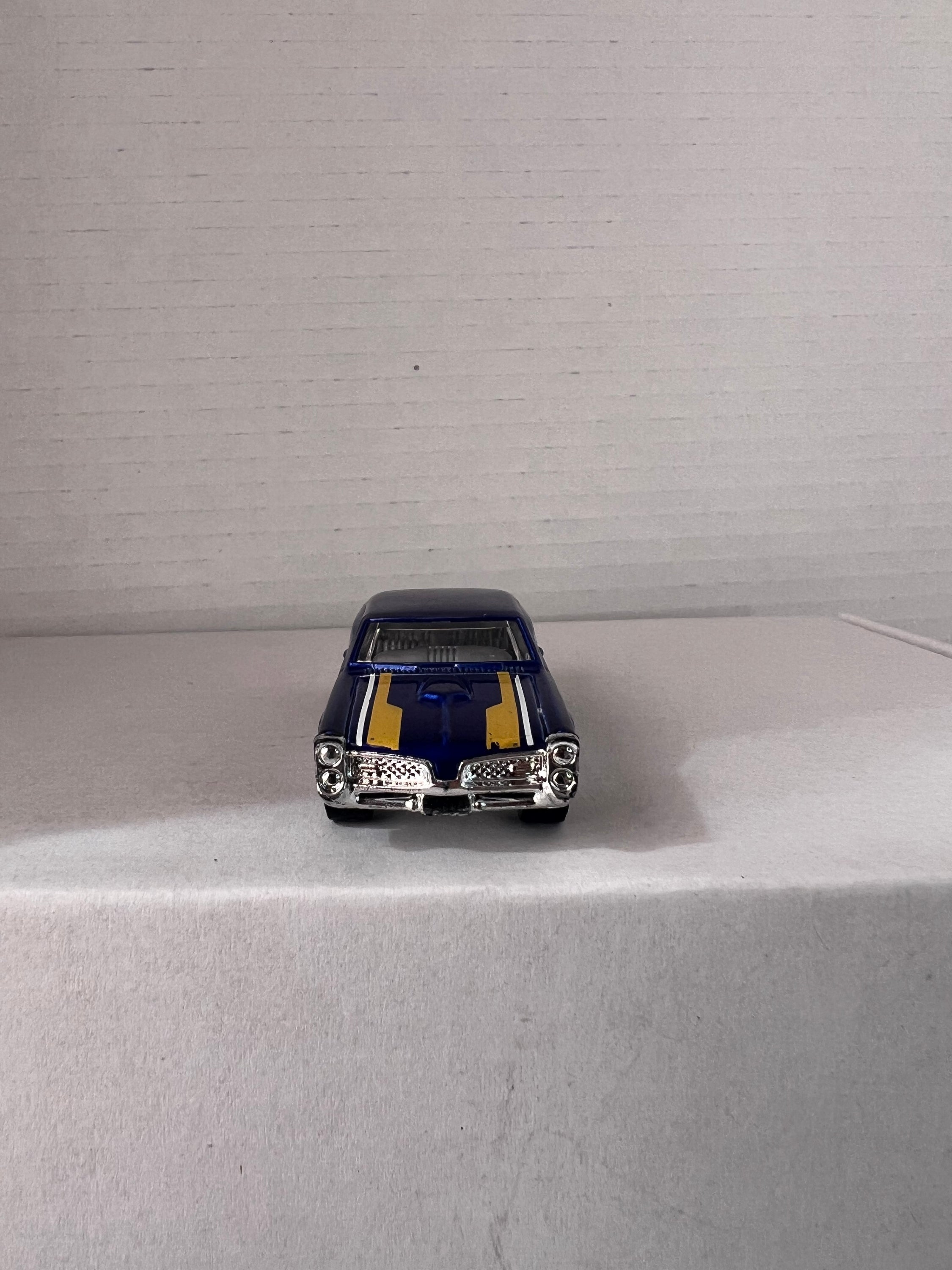 Hot Wheels HW Workshop (2015) set featuring '67 Pontiac GTO and '86 Monte Carlo SS die-cast cars in vibrant colors.