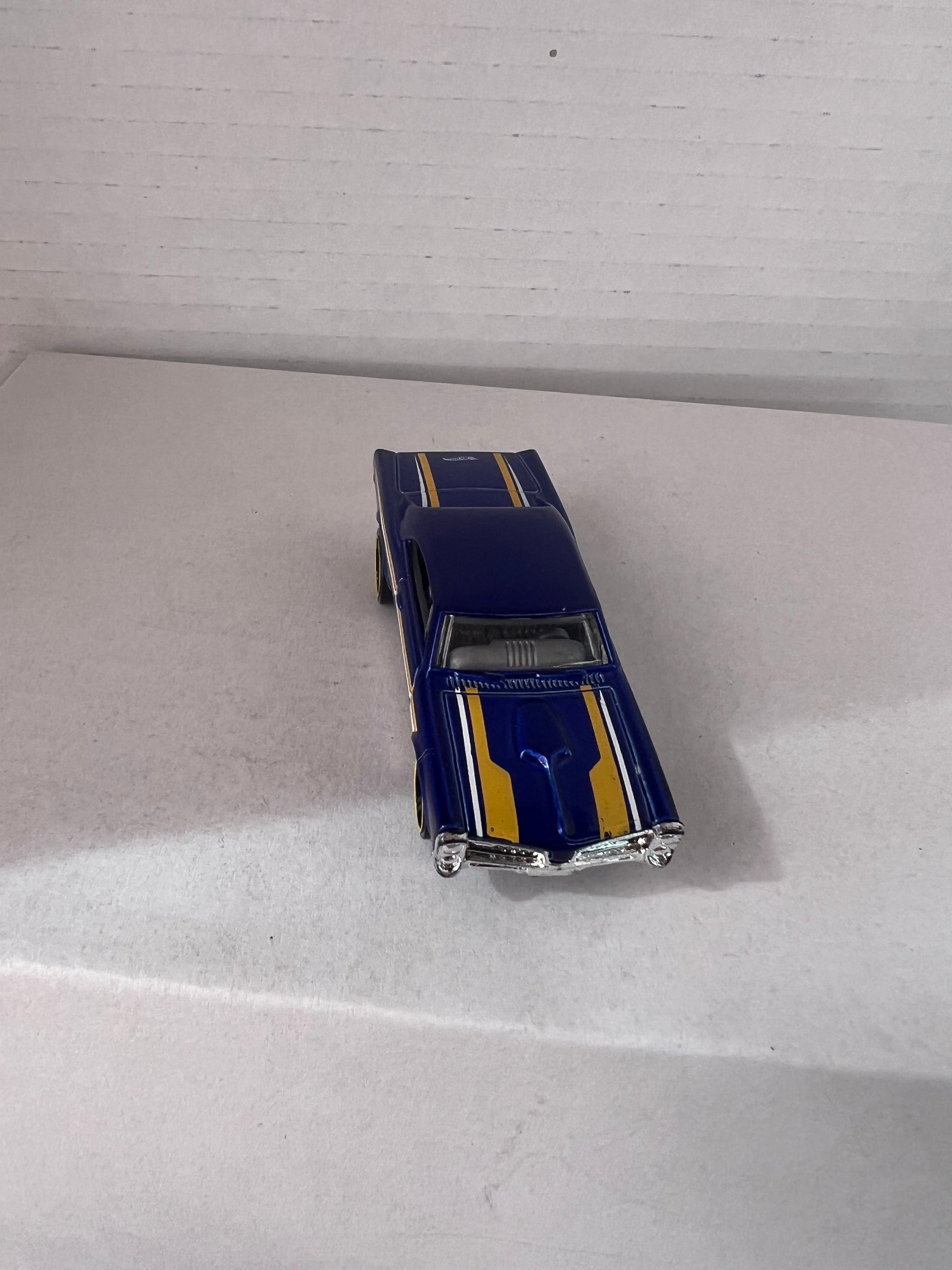 Hot Wheels HW Workshop (2015) set featuring '67 Pontiac GTO and '86 Monte Carlo SS die-cast cars in vibrant colors.