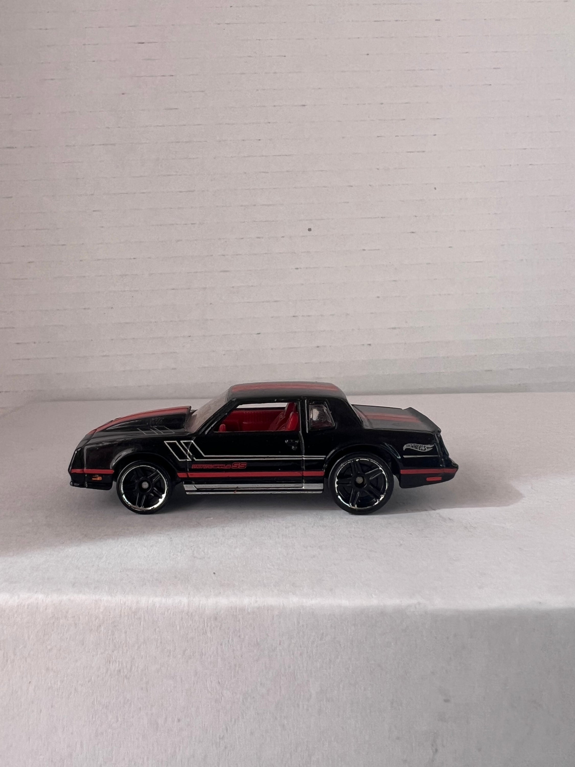 Hot Wheels HW Workshop (2015) set featuring '67 Pontiac GTO and '86 Monte Carlo SS die-cast cars in vibrant colors.