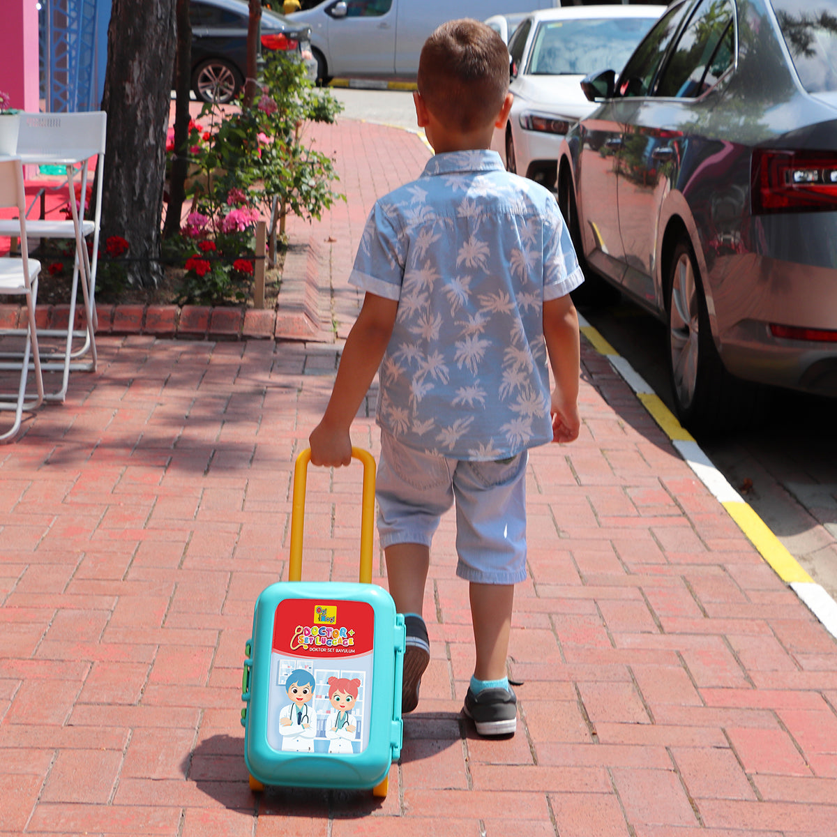 Ogi Mogi Arztkoffer Spielzeug für Kinder mit 8 medizinischen Teilen, ideal für Rollenspiele und kreatives Lernen.
