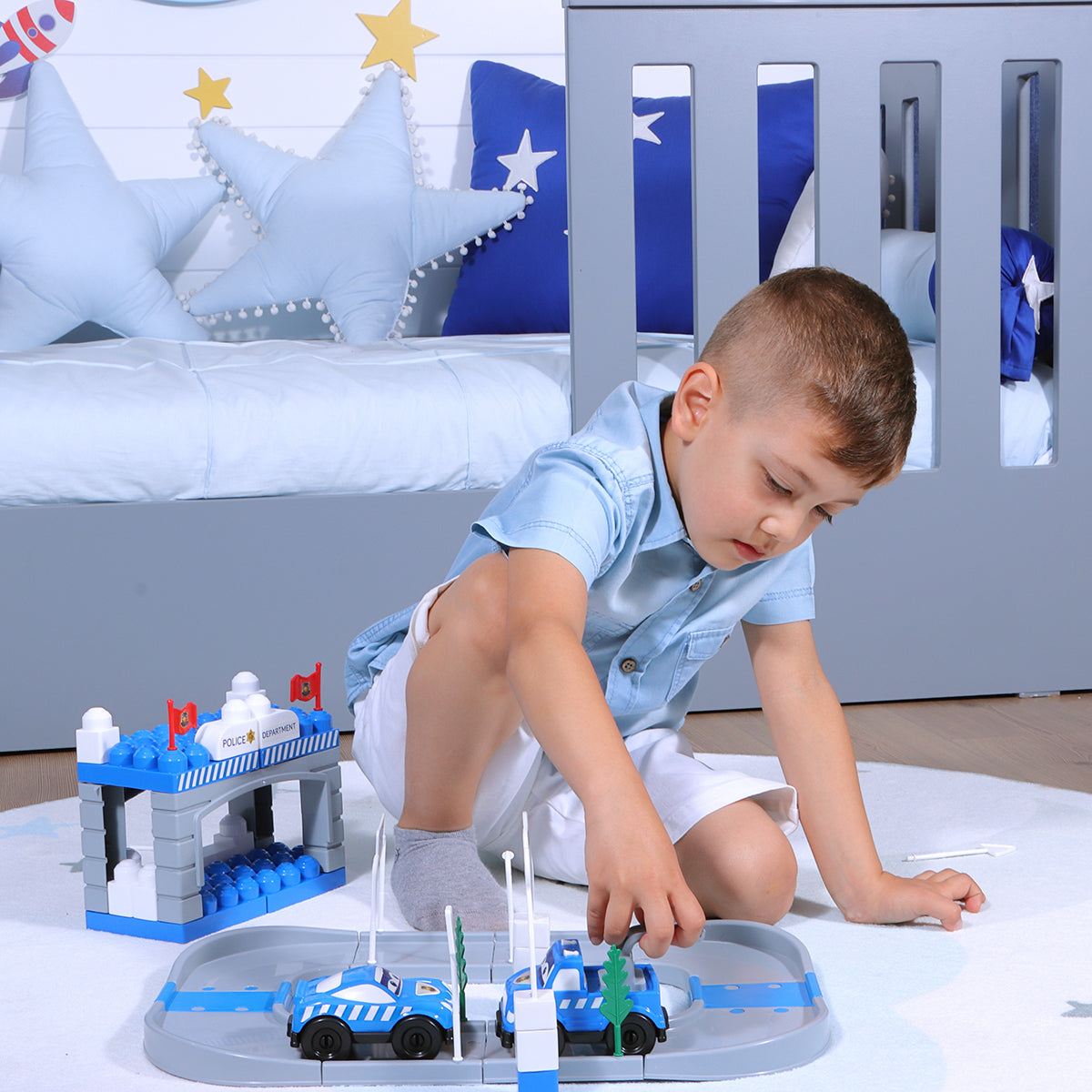 Ogi Mogi Toys Polizeistation Set mit 52 Teilen, inklusive Polizei- und Feuerwehrfahrzeugen, Bäumen und Straßen für kreatives Rollenspiel.