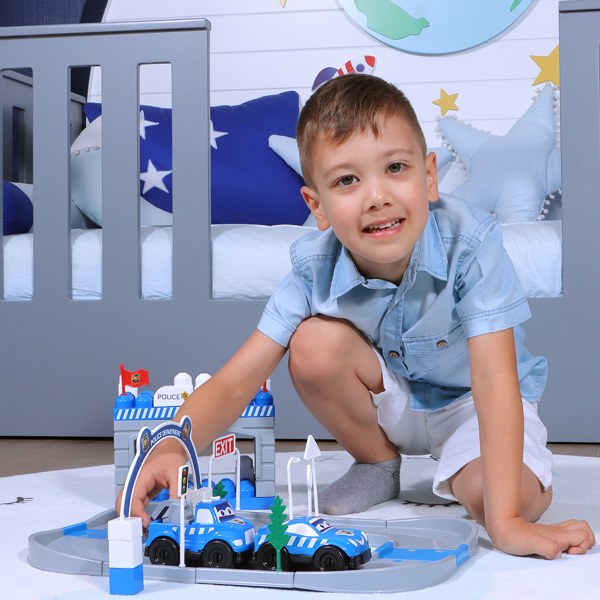 Ogi Mogi Toys Polizeistation Set mit 52 Teilen, inklusive Polizei- und Feuerwehrfahrzeugen, Bäumen und Straßen für kreatives Rollenspiel.