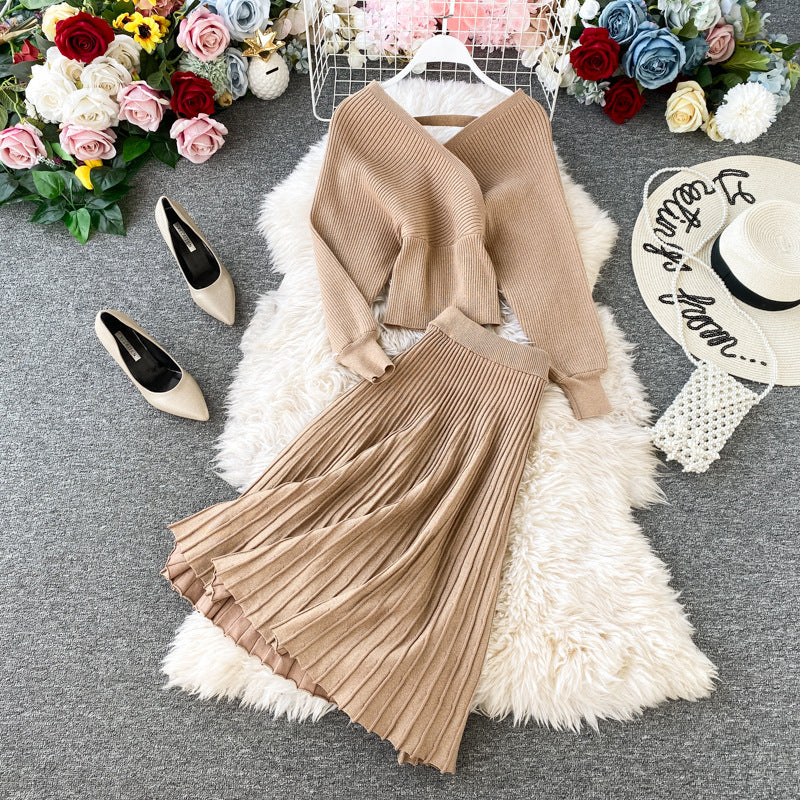 A stylish two-piece autumn and winter suit featuring a V-neck and dolman sleeves, made from bright silk knit fabric, available in various colors.