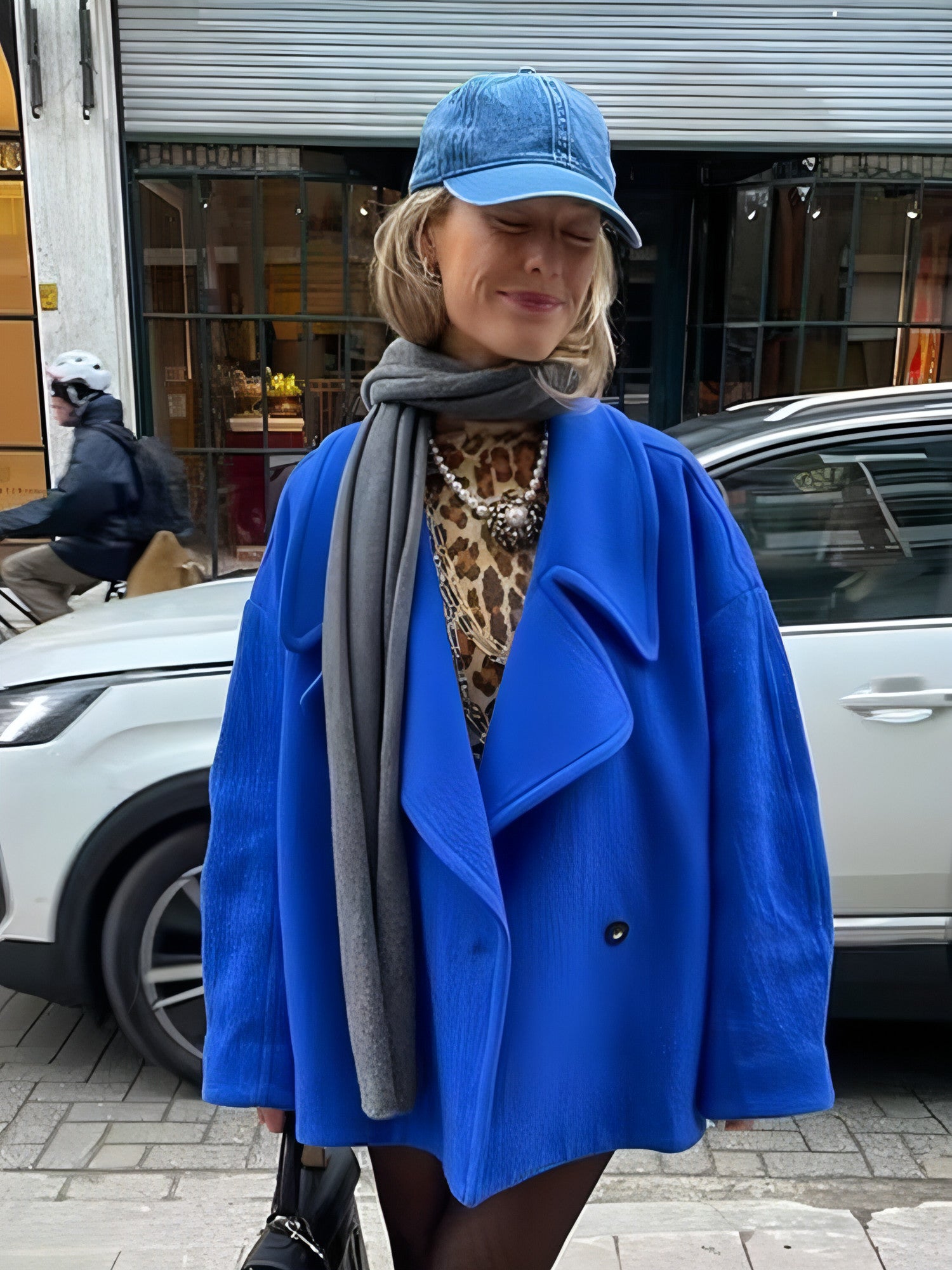 A stylish loose double-breasted short woolen coat in a chic design, perfect for winter wear.