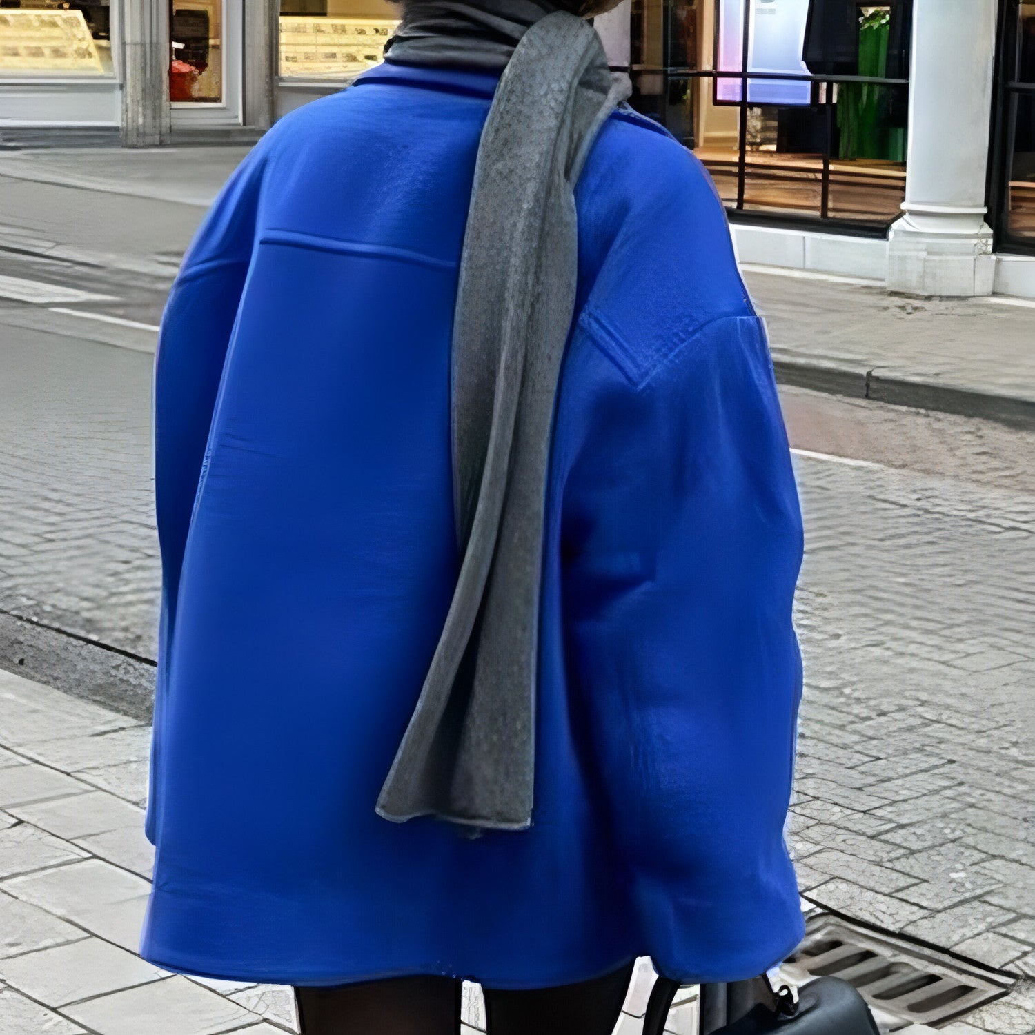 A stylish loose double-breasted short woolen coat in a chic design, perfect for winter wear.