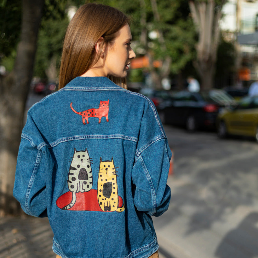 Biggdesign Katzen Denim Jacke für Frauen mit künstlerischem Design von Zeynep Pak, dunkelblau mit Metallknöpfen.