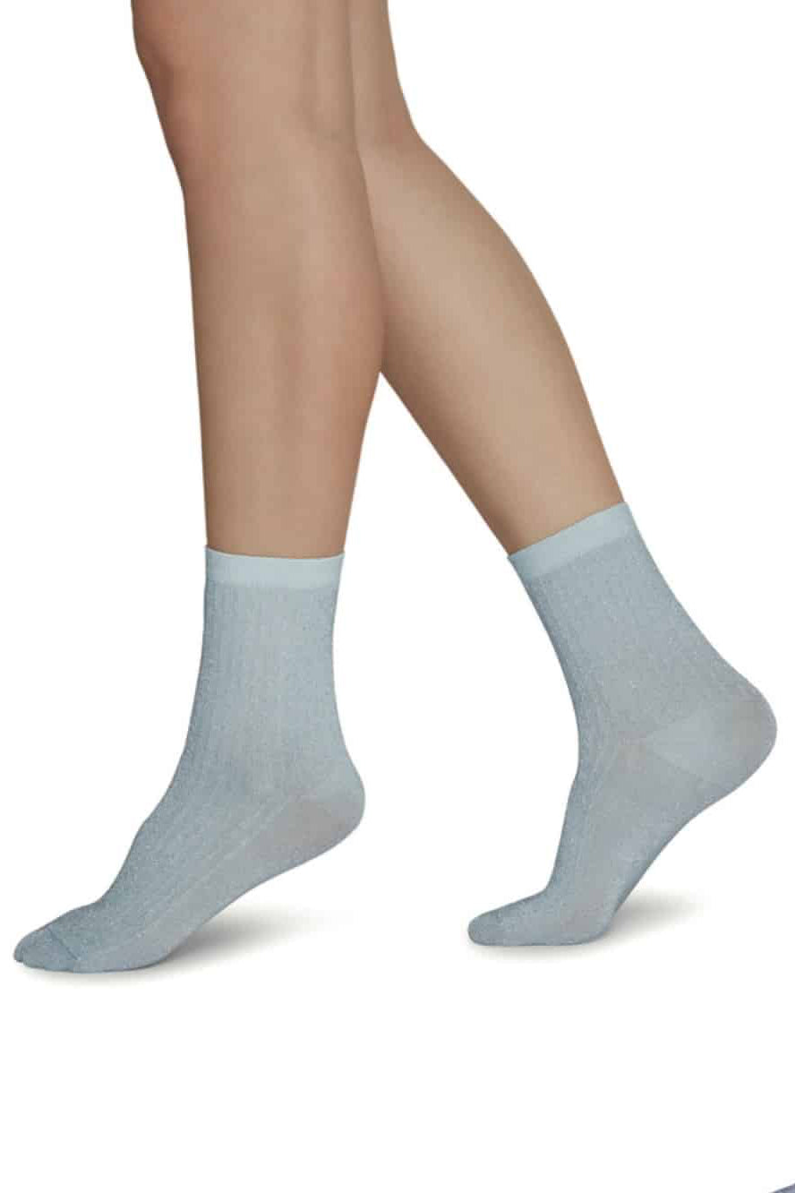 Chaussettes pailletées bleu clair en fibres recyclées avec des fils en Lurex scintillants, parfaites pour ajouter du style à n'importe quelle tenue.