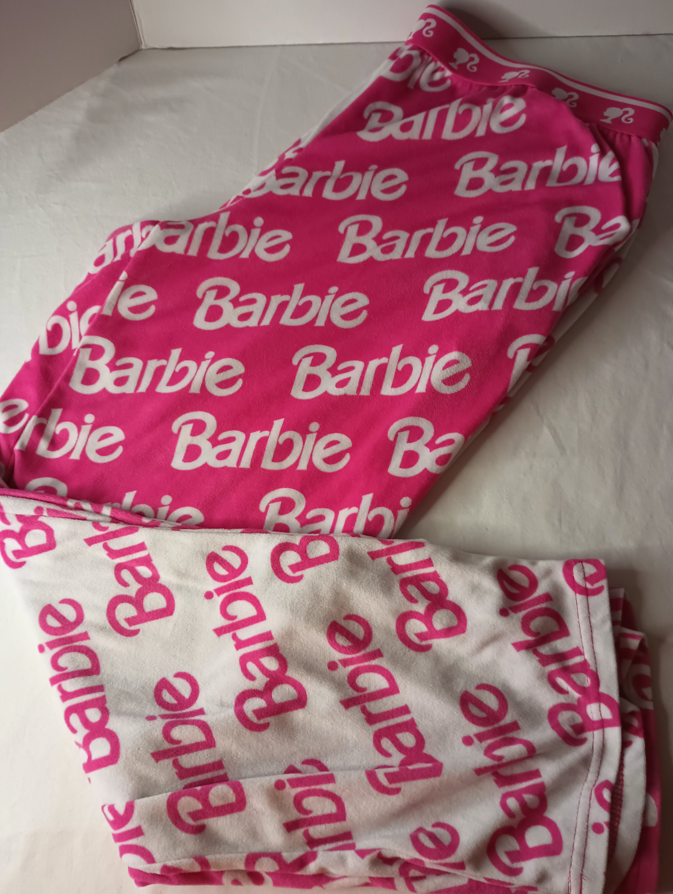 BARBIE Sleep Pants XL in vivid white and fuchsia, made from 100% polyester, perfect for lounging or sleeping.