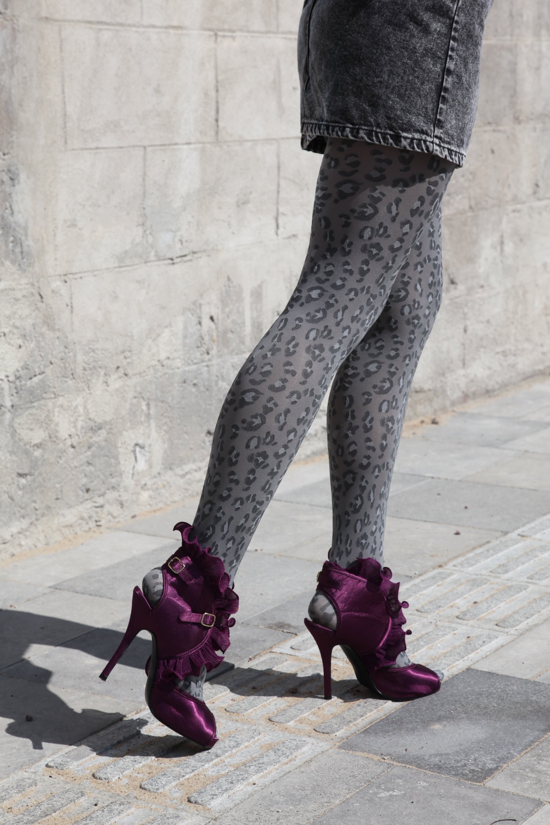 ALBA grey 60DEN women's tights featuring a stylish leopard print design, made from high-quality materials.