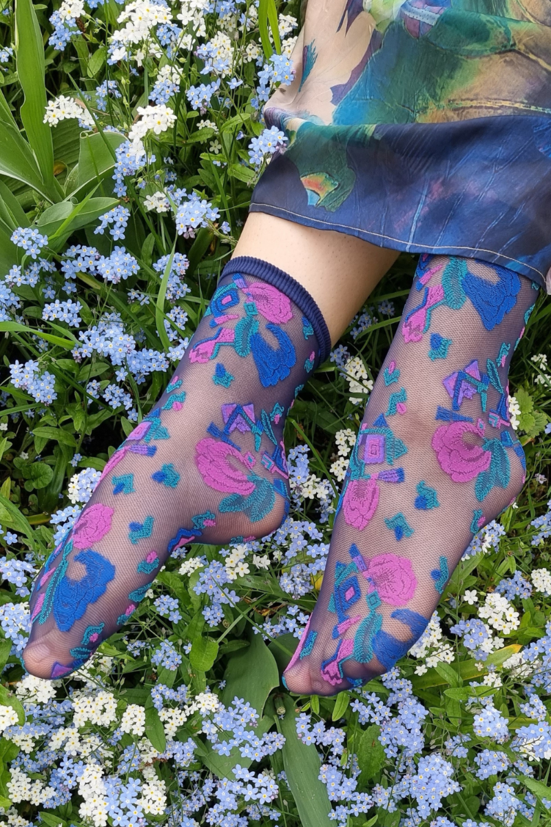 GIOVANNA thin blue socks featuring a colorful pattern, designed for women's elegance and comfort.