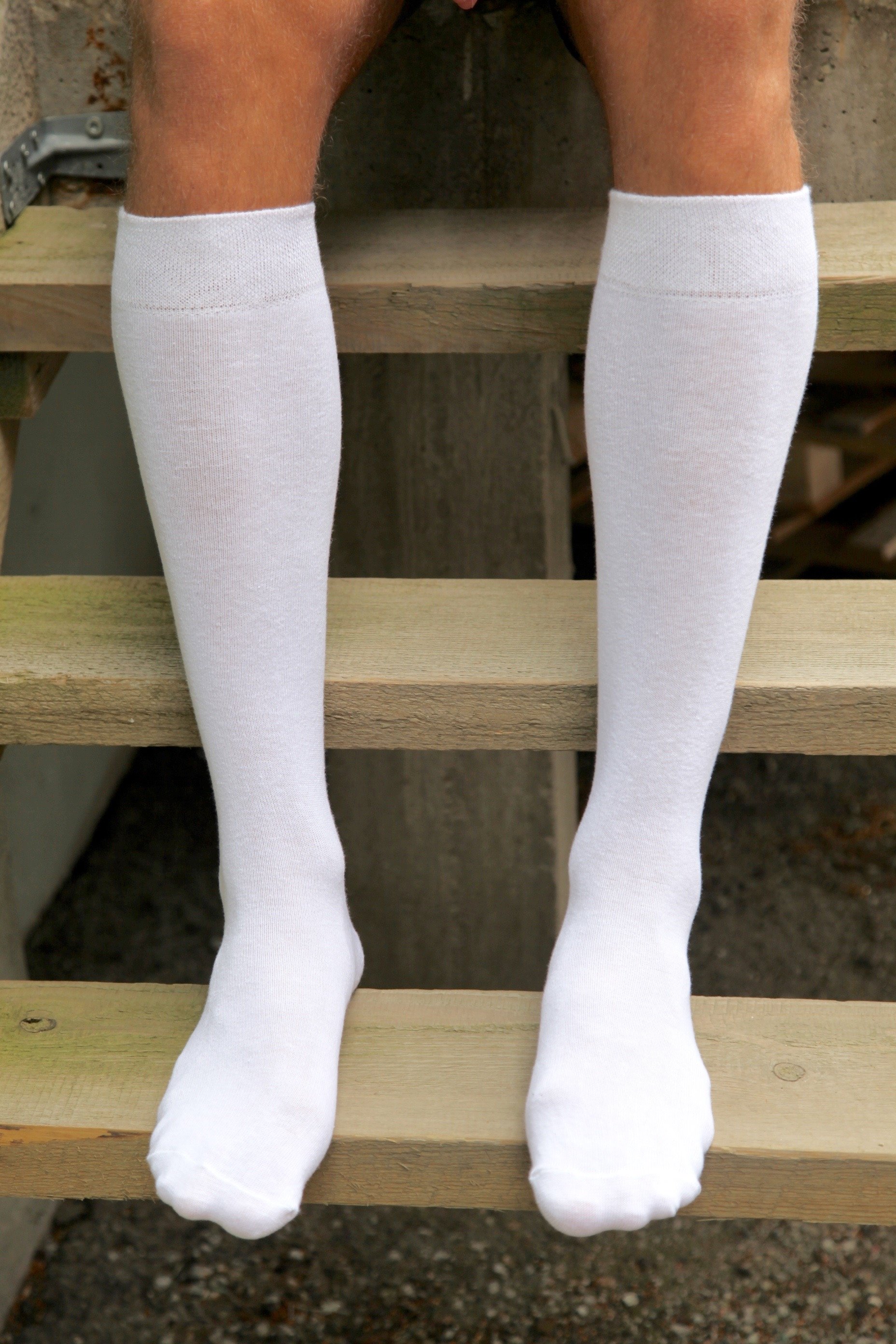KRISS white cotton knee highs for men featuring wide ribbing, ideal for folk dancing, made from soft and breathable material.