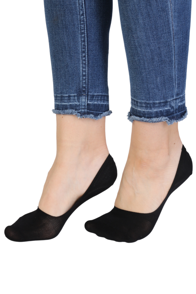 RUN black cotton footies for women featuring a silicone strip to prevent slipping, ideal for sports and casual wear.