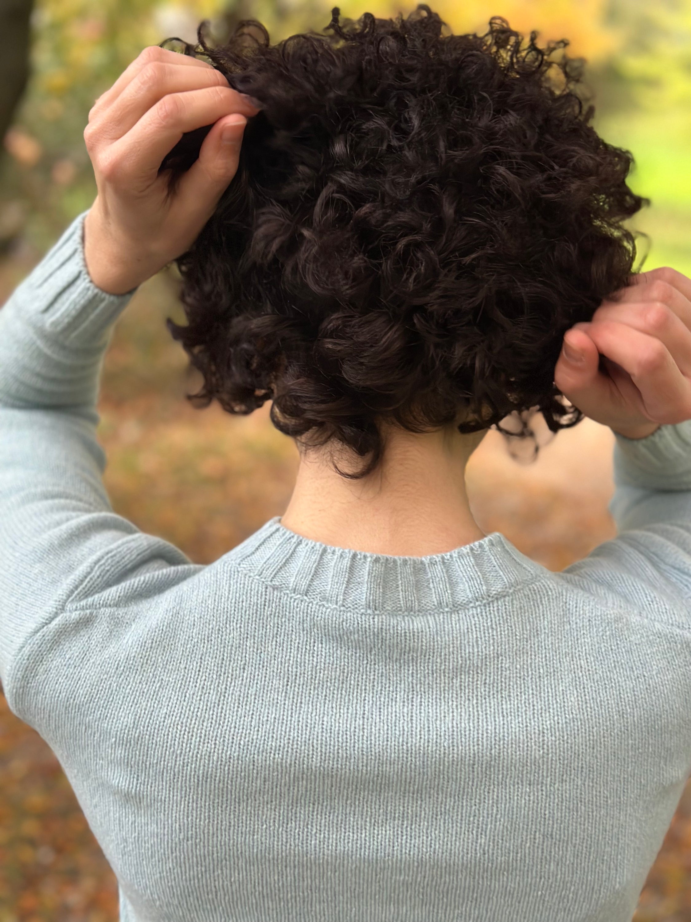 Maglia donna girocollo in cashmere rigenerato, morbida e calda, ideale per l'inverno, con un design elegante e versatile.