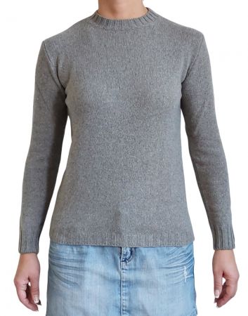 Maglia donna girocollo in cashmere rigenerato, morbida e calda, ideale per l'inverno, con un design elegante e versatile.