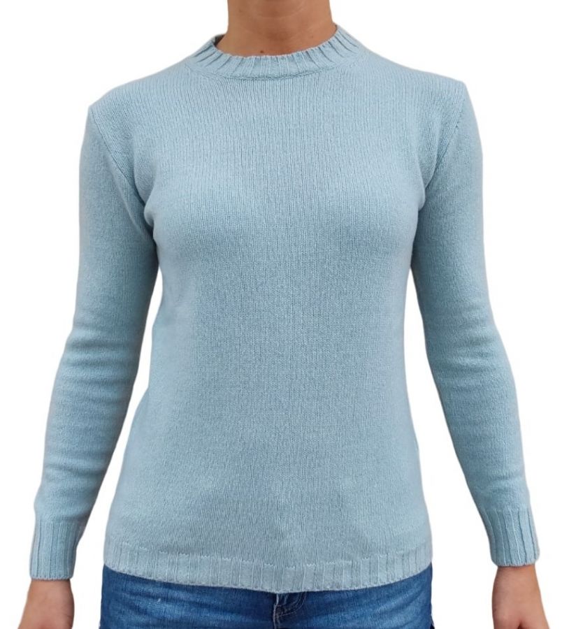 Maglia donna girocollo in cashmere rigenerato, morbida e calda, ideale per l'inverno, con un design elegante e versatile.
