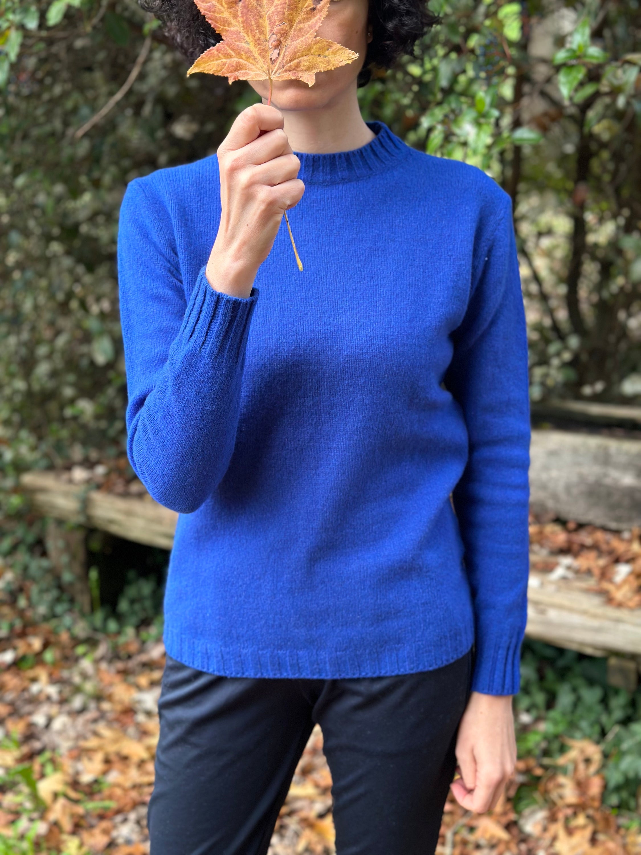 Maglia donna girocollo in cashmere rigenerato, morbida e calda, ideale per l'inverno, con un design elegante e versatile.