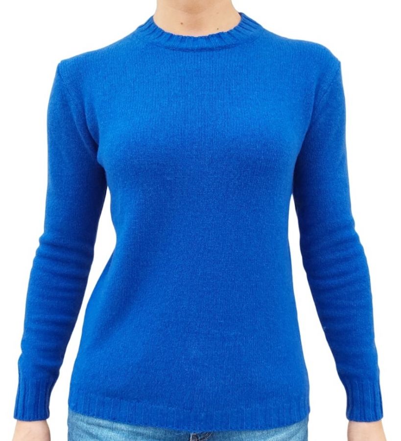 Maglia donna girocollo in cashmere rigenerato, morbida e calda, ideale per l'inverno, con un design elegante e versatile.