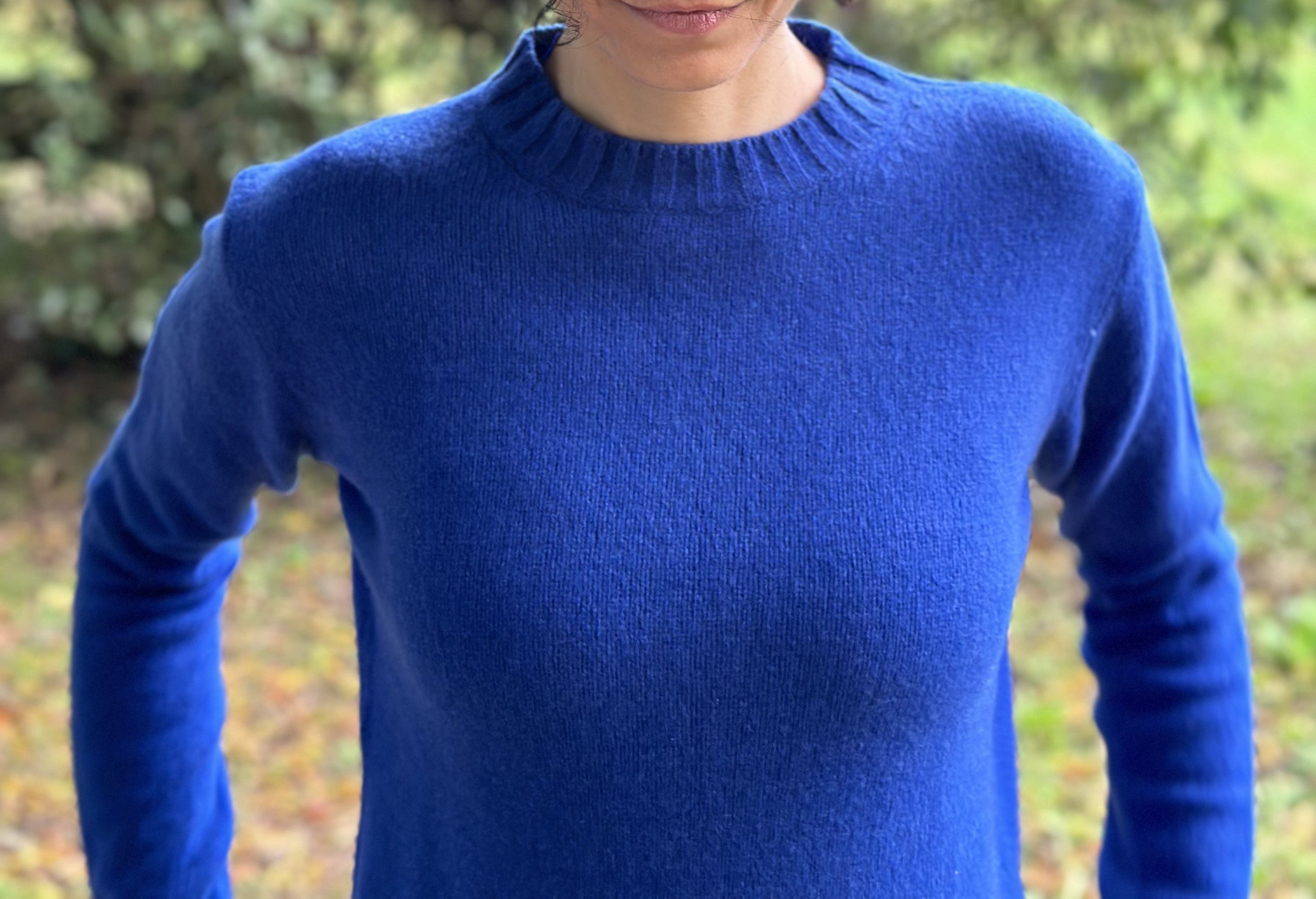 Maglia donna girocollo in cashmere rigenerato, morbida e calda, ideale per l'inverno, con un design elegante e versatile.
