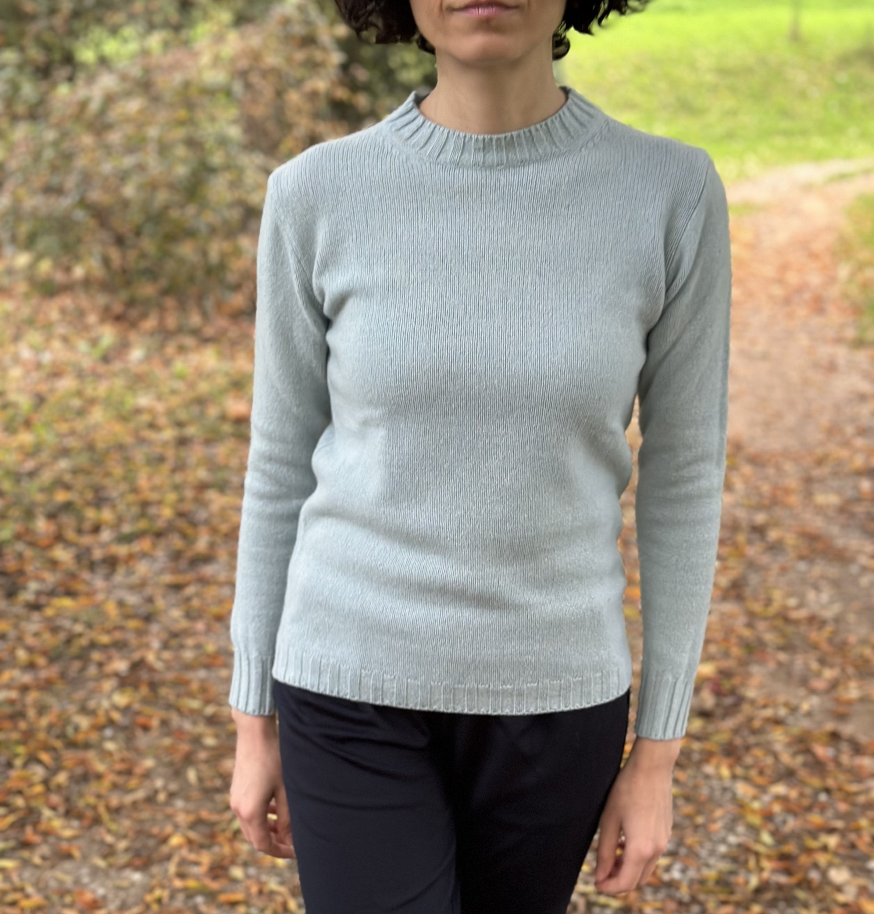 Maglia donna girocollo in cashmere rigenerato, morbida e calda, ideale per l'inverno, con un design elegante e versatile.
