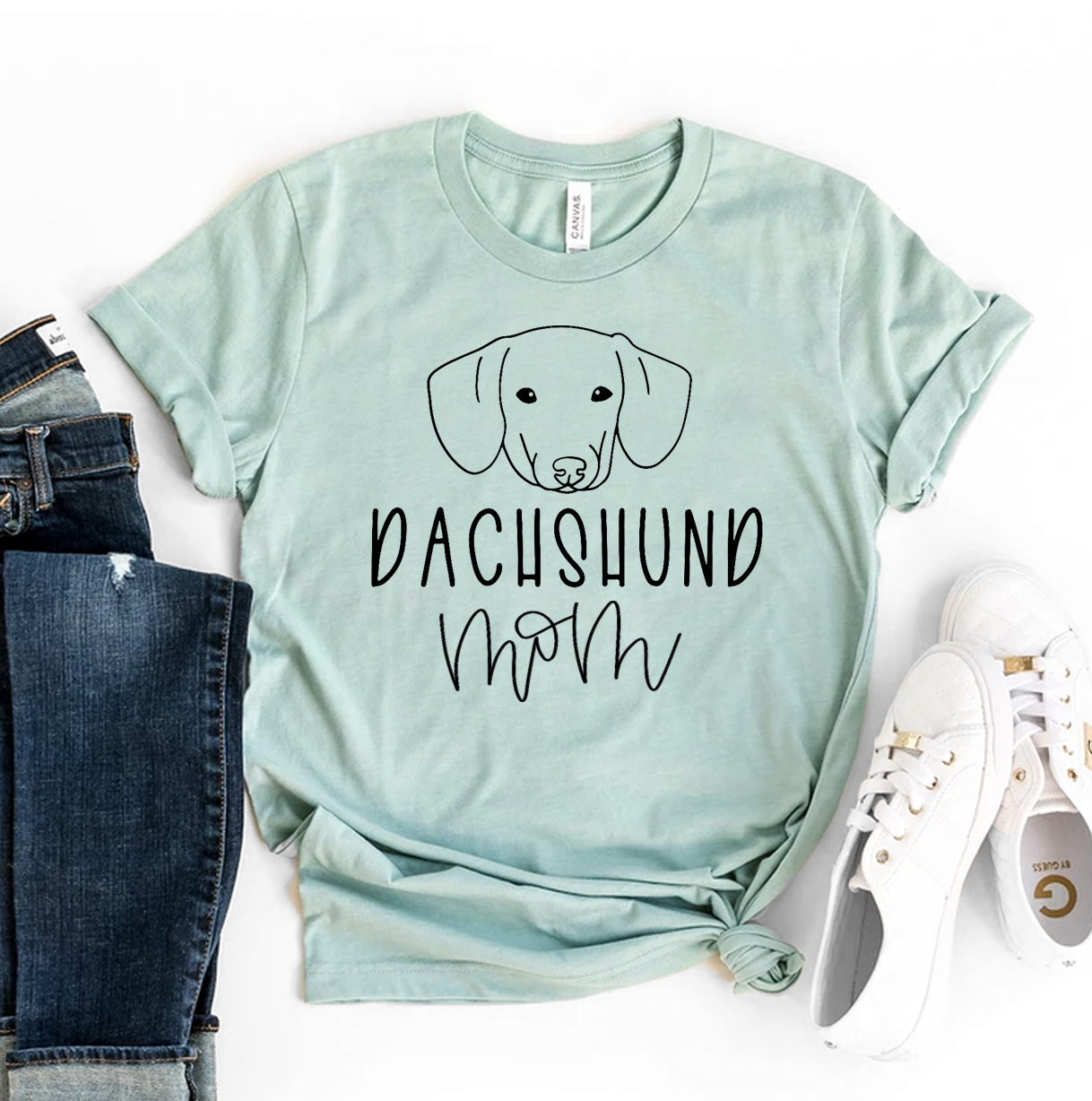 Dachshund Mom T-shirt made of premium quality cotton, featuring a stylish design with a soft textile flex print.