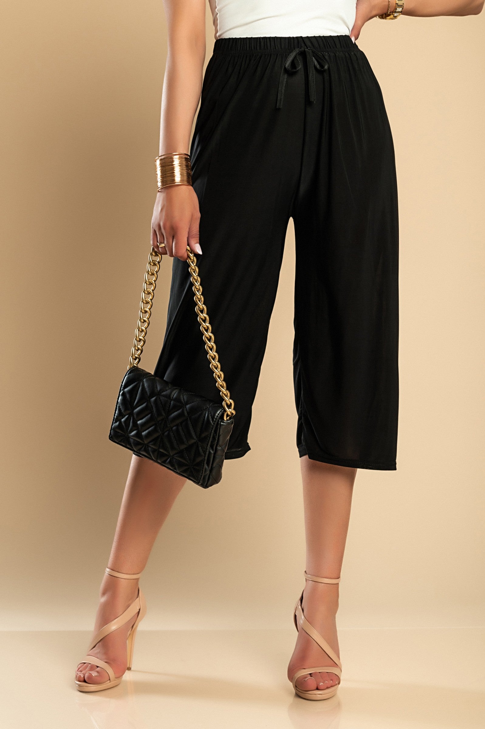 Črne 3/4 hlače z elastičnim pasom, primerne za vse postave, izdelane iz visoko kakovostne mešanice viskoze in elastana.