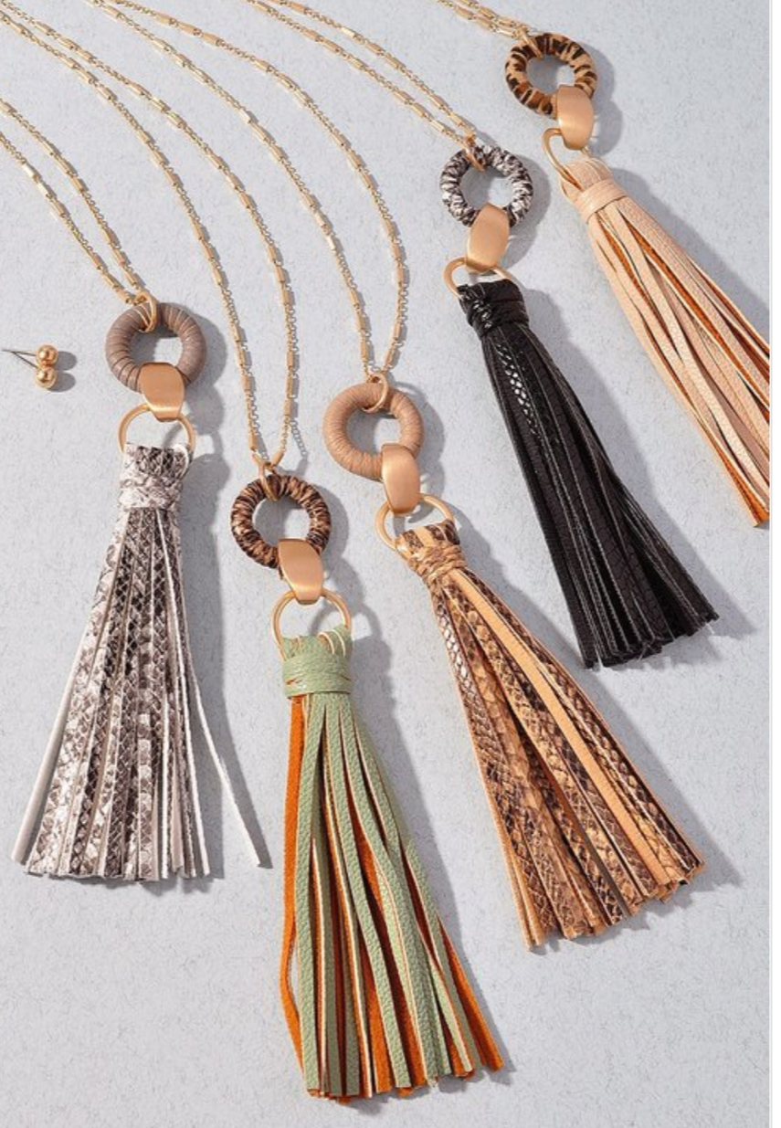 A stylish animal print faux leather necklace featuring chic tassels, perfect for enhancing any outfit.