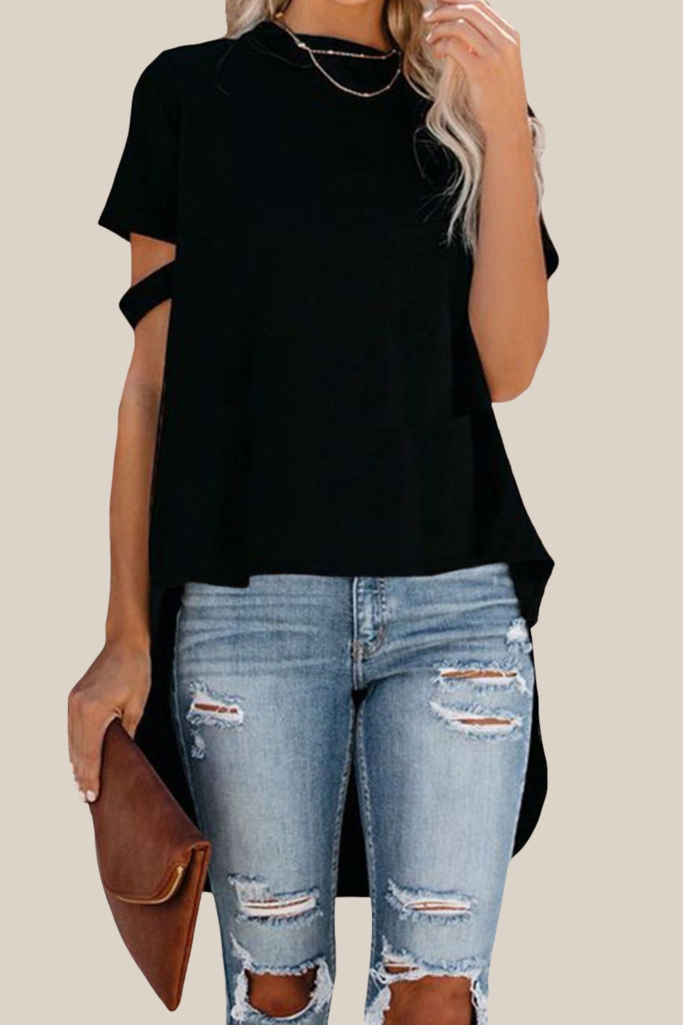 Asimetrična kratka majica VEBTURA v črni barvi, z daljšim zadnjim delom in modrimi kratkimi rokavi.