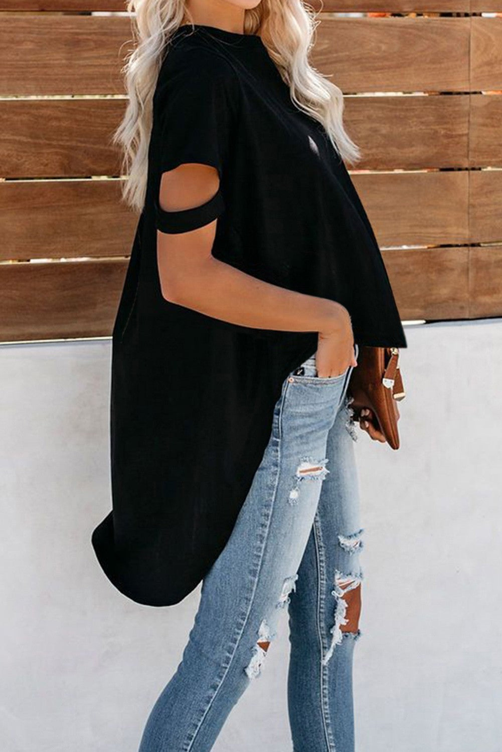 Asimetrična kratka majica VEBTURA v črni barvi, z daljšim zadnjim delom in modrimi kratkimi rokavi.