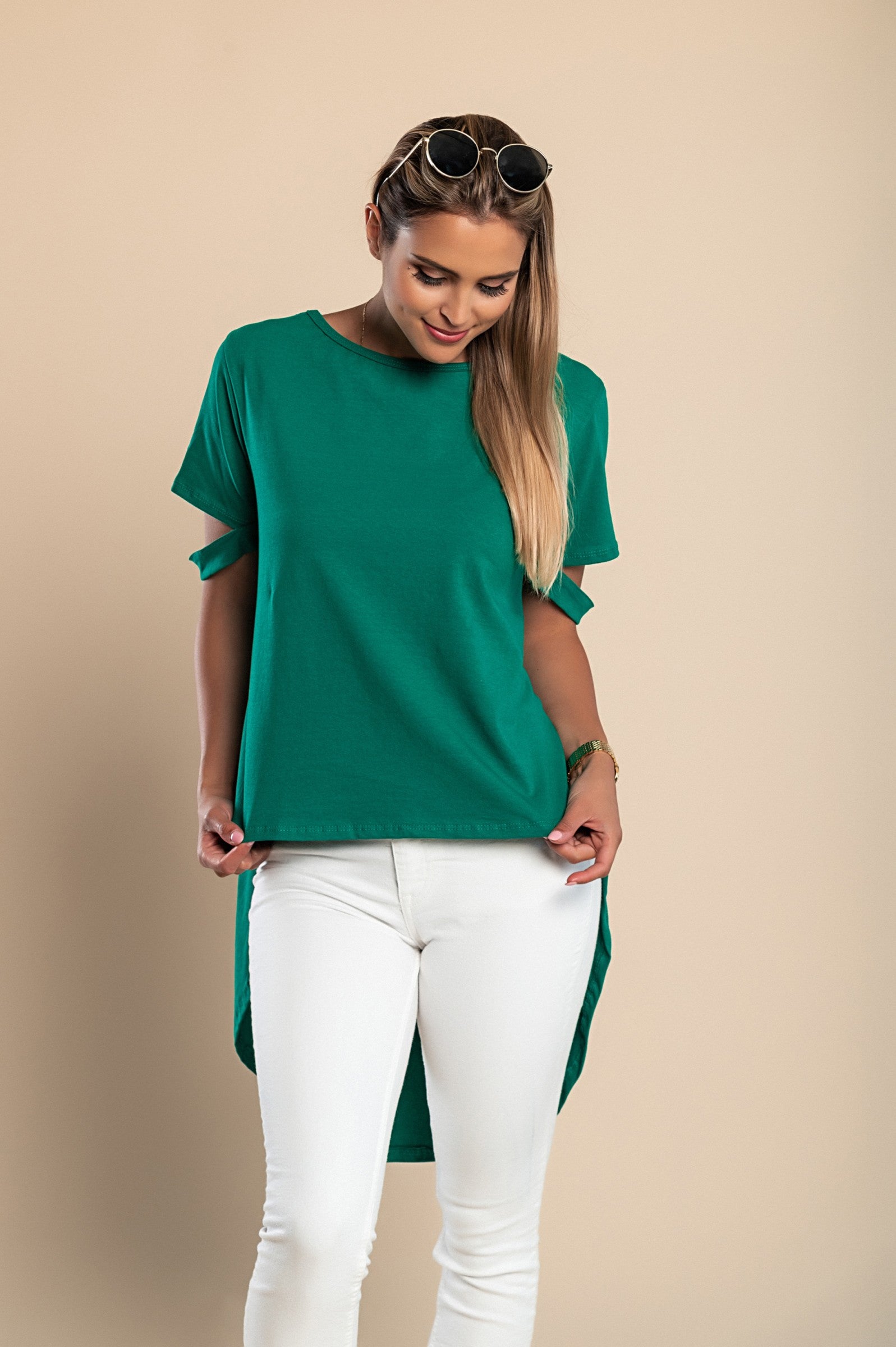 Asymmetric short t-shirt Vebtura in green with round neckline and short sleeves, featuring a longer back for a stylish look.